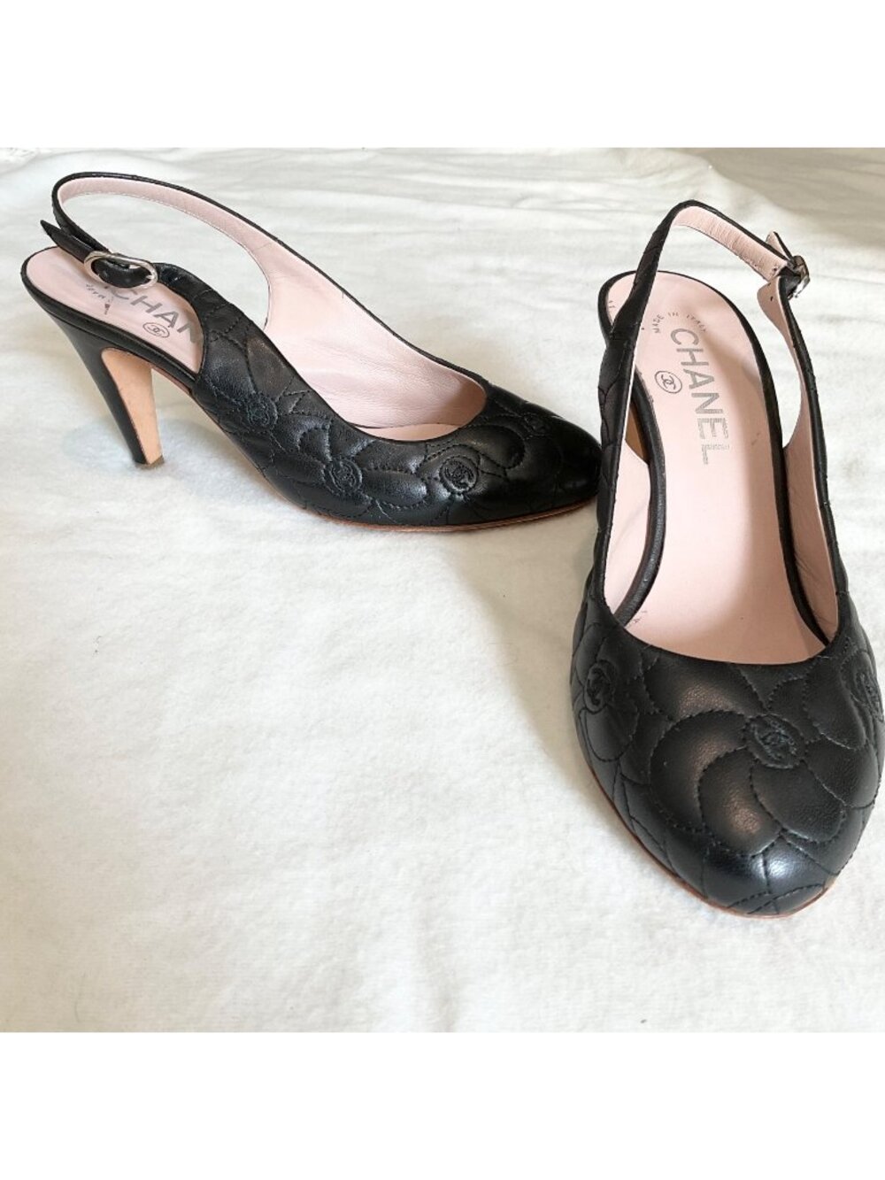 Chanel black Camellia logo cc quilted leather pump heels sz37 US6.5 narrow